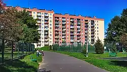 Wnętrze osiedla, tereny zielone, boiska sportowe i blok 10.