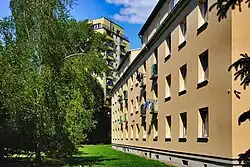 Widok od ul. Kocmyrzowskiej, blok z lat 50. XX wieku (os. Krakowiaków 12) i dziesięciopiętrowy punktowiec z lat 60. (os. Krakowiaków 15)