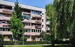 Wnętrze osiedla, blok przy ul. L. Teligi 10