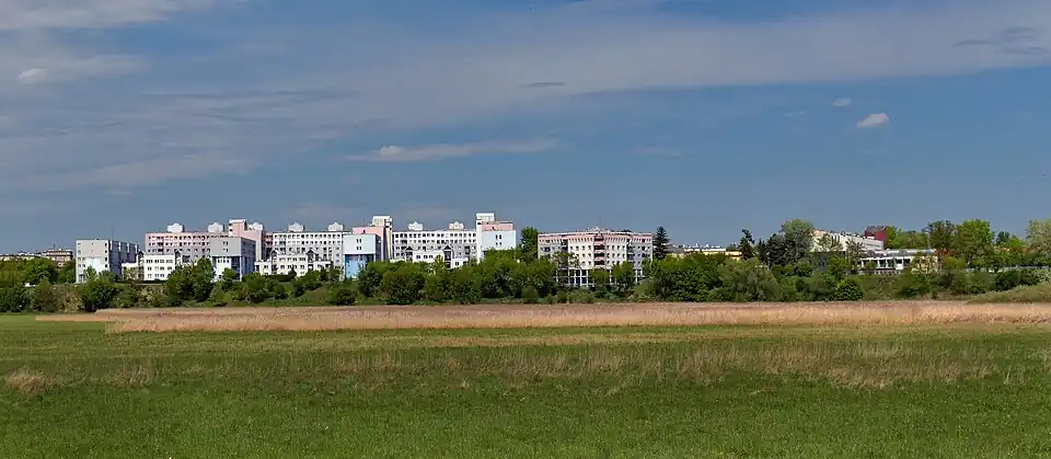 Osiedle widziane od strony Łąk Nowohuckich (z południa), po prawej budynki Szkoły Muzycznej