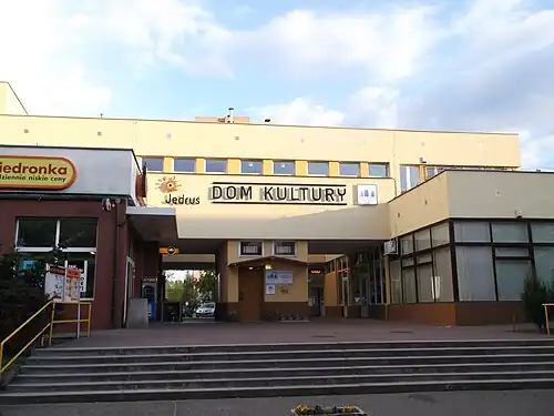 Pawilon handlowo-usługowy z domem kultury "Jędruś" położony w centrum osiedla. Widok od strony ulicy Kukułczej (2016)