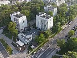 Osiedle Batorego-Zachód. Widok w kierunku południowo-zachodnim ze skrzyżowania ulicy Batorego i alei Niepodległości. Widoczne budynki wielorodzinne i były klub osiedlowy „Zielona Gęś”