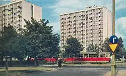 Osiedle w latach 60. XX w. od strony ul. Puławskiej – widoczna charakterystyczna elewacja o fakturze z grubego żwiru