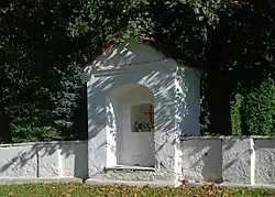 Kapliczka w ogrodzeniu