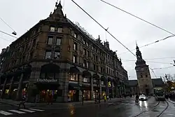 Północna elewacja placu, w tle katedra