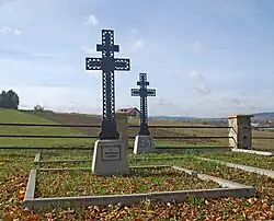 Rosyjskie krzyże Ludwiga na mogiłach zbiorowych