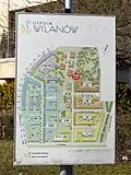 Tablica informacyjna z mapą osiedla przy wejściu do parku