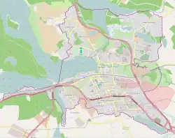 Mapa konturowa Ostródy, na dole nieco na lewo znajduje się owalna plamka nieco zaostrzona i wystająca na lewo w swoim dolnym rogu z opisem „Jezioro Smordy”