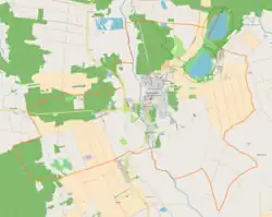 Mapa konturowa Ostrowa Lubelskiego, u góry po prawej znajduje się owalna plamka nieco zaostrzona i wystająca na lewo w swoim dolnym rogu z opisem „Kleszczów”