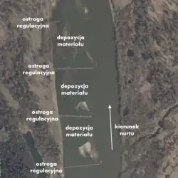 Działanie ostróg regulacyjnych w korycie Wisły. Widoczne ostrogi i początek depozycji materiału w polach międzyostrogowych.