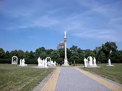 Widok ogólny placu z drogą krzyżową