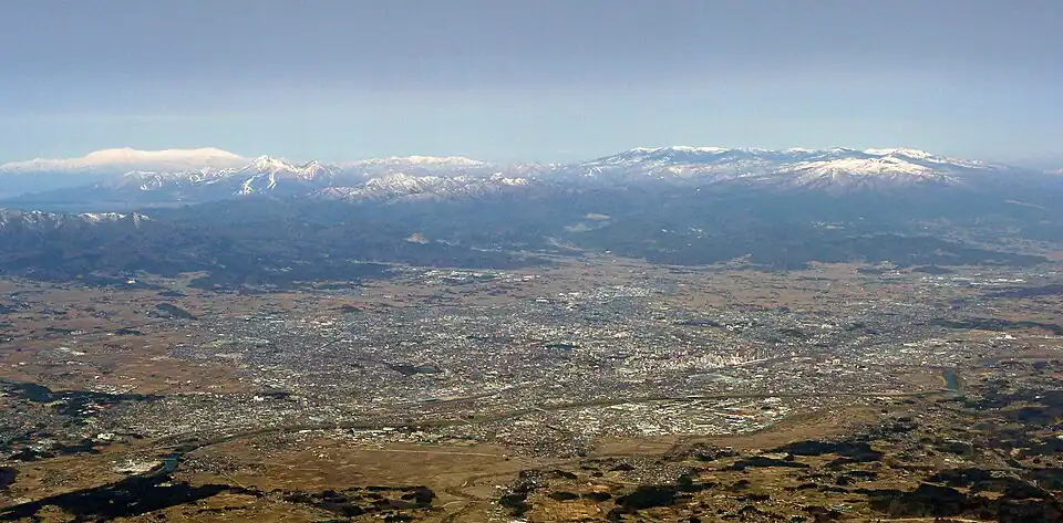 Południowy kraniec gór Ōu, na pierwszym planie miasto Kōriyama w dolinie o tej samej nazwie