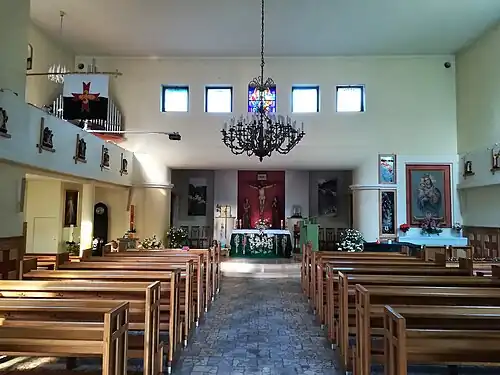 Wnętrze z ołtarzami