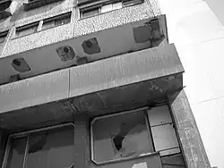 Widok z bliska na zrujnowany budynek