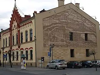 Płaskorzeźba zewnętrznej ściany ratusza - Stolicy Doliny Karpia