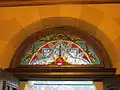 Witraż nad wejściem głównym