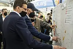 Mateusz Morawiecki z prezydentem USA Joe Bidenem na Stadionie Narodowym w Warszawie pełniącym funkcje punktu recepcyjnego dla uchodźców z Ukrainy, 26 marca 2022 roku