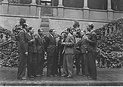 Grupa osób na dziedzińcu Kolegium Nowodworskiego.