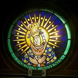 Witraż Matki Boskiej Ostrobramskiejw kaplicy