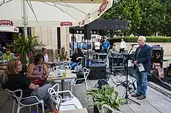 Redaktor naczelny „Jazz Forum” Paweł Brodowski w klubie jazzowym Akwarium w Warszawie, lipiec (2019)