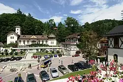 Ogólny widok zachodniej pierzei placu Dietla. Po lewej willa „Pałac”, na prawo od niej willa „Pod Bogarodzicą”