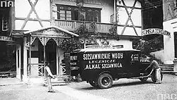 Ciężarówka dystrybuująca szczawnicką wodę mineralną przed willą „Holenderka”, 1925 rok, ze zbiorów NAC