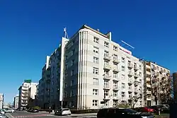 Po lewej stronie: południowa pierzeja alei 3 Maja: budynki nr 7 i 5 między ulicami Kruczkowskiego i Solec