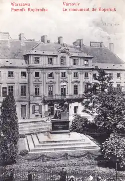 Pomnik Mikołaja Kopernika na tle pałacu Karasia krótko przed jego zburzeniem w 1913