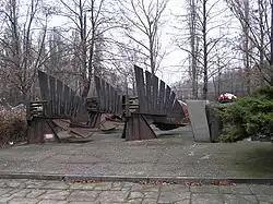 Pomnik upamiętniający Warszawskie Termopile, Skwer im. 30 Pułku Strzelców Kaniowskich, Bielany