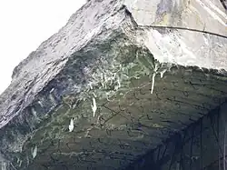 Stalaktyty i wystające z konstrukcji pręty zbrojeniowe