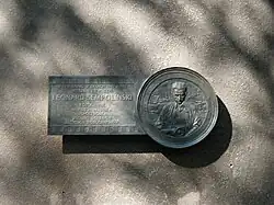 Walecznych 27: Tablica pamiątkowa