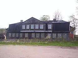 Drewniana szkoła we Mninie