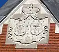 Fronton z herbami Trąby i Ślepowron