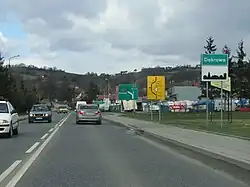 skrzyżowanie z drogą wojewódzką 975 we wsi Dąbrowa