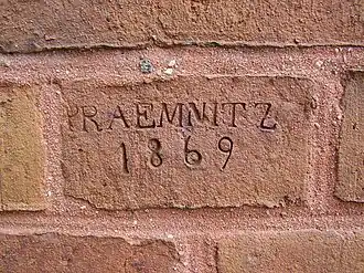 Stempel cegielni z Promnic na murze szpitala psychiatrycznego w Owińskach