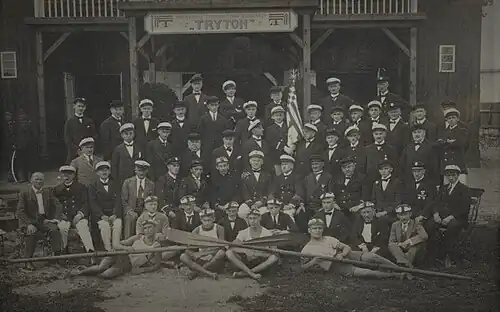 Zdjęcie grupowe przed przystanią (przed 1918)