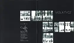 Rozłożona, zewnętrzna, czarno-biała strona okładki katalogu wystawy „Puzzle 4U” Violi Tycz. Tło okładki jest jednolite, czarne. Na przedniej stronie znajduje się tytuł wystawy i imię i nazwisko artystki, na tylnej dane organizatora wystawy: logo, nazwa – Fndació Pilar i Joa Miró a Mallorca – i dane teleadresowe. Główną część okładki stanowi, rozmieszczona na obu jej częściach, kompozycja siedmiu przylegających do siebie, kwadratowych grafik. Każda z grafik jest inna, wszystkie z nich przedstawiają na jasnym tle kompozycje różnorodnych ciemnych elementów wśród których dominują: postacie ludzkie w różnych pozach (stojące, na czworakach, siedzące, pochylone) i strojach (w stroju kąpielowym, t-shircie, widoczne jako zarys bez widocznego ubioru). Pięć i pół z kwadratów tworzących kompozycję znajduje się na frontowej stronie okładki, na tylnej – półtora.