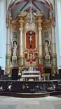 Ołtarz główny wraz z obrazem Matki Bożej Pocieszenia Pani Gniezna
