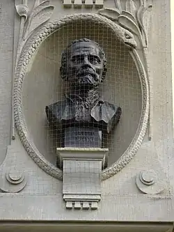 Popiersie Marcelego Guyskiego. Elewacja Pałacu Sztuki, Kraków  pl. Szczepański 4.