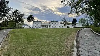 Pałac wraz z rządcówką (z lewej), bramą i oficyną (z prawej)