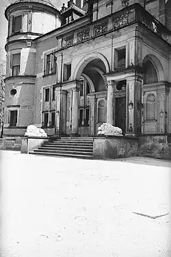 Główne wejście do pałacu z rzeźbami śpiących lwów, 1937