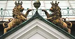 Detal architektoniczny nad głównym wejściem