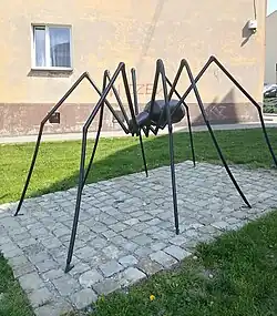 Pomnik pająka u zbiegu ulic Wiśniowej i Rekreacyjnej