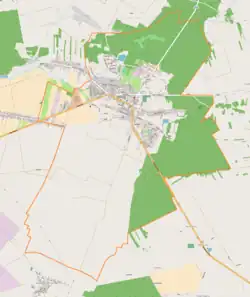 Mapa konturowa Pajęczna, blisko centrum u góry znajduje się punkt z opisem „Cmentarz rzymskokatolicki w Pajęcznie”