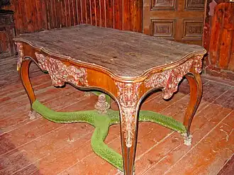 Zabytkowy stół w jednym z pokojów w pałacu