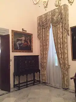 Obrazy i antyczna chińska gablota