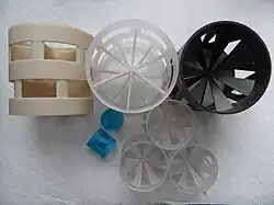 Polipropylenowe pierścienie Palla (beżowy i duży biały) oraz pierścienie Białeckiego (pozostałe)