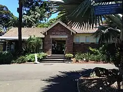 Sklep z pamiątkami, jeden z wielu znajdujących się na terenie ogrodu.