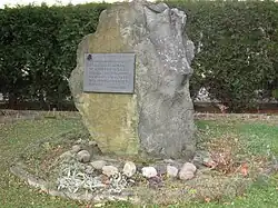 Tablica upamiętniające ofiary hitlerowskich obozów