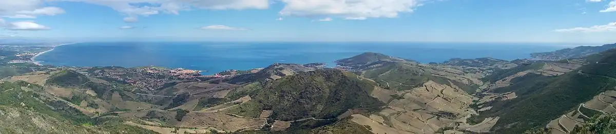 Panorama z wieży Madeloc. Widok na miejscowości (od lewej) Argelès-sur-Mer, Collioure, Port-Vendres i Banyuls-sur-Mer